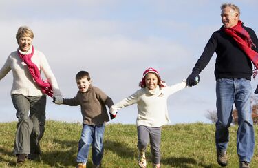 Großeltern mit Enkeln auf dem Weg zum Sanitätshaus Neumünster