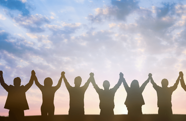 Eine Gruppe von Menschen, fasst sich an den Händen: Zusammenhalt der Mitarbeitenden im Sanitäshaus o.t.n