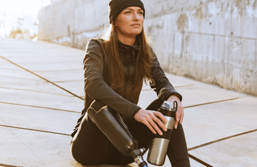 Eine junge sportliche Frau hat eine angepasste Prothese von Sanitätshaus Neumünster