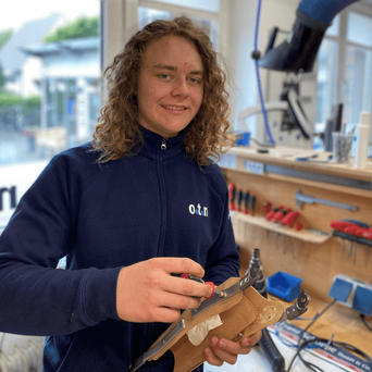 o.t.n Azubi Ole Steinkamp in der Werkstatt für Orthopädietechnik bei der Arbeit