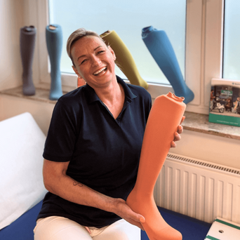 o.t.n Mitarbeiterin Kerstin Oertel bei ihrer Arbeit im Sanitätshaus