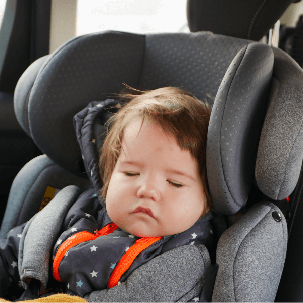 Ein schlafendes Kleinkind in einem Autositz - die Kinderabteilung von o.t.n sorgt für sicheren und gesunden Schlaf